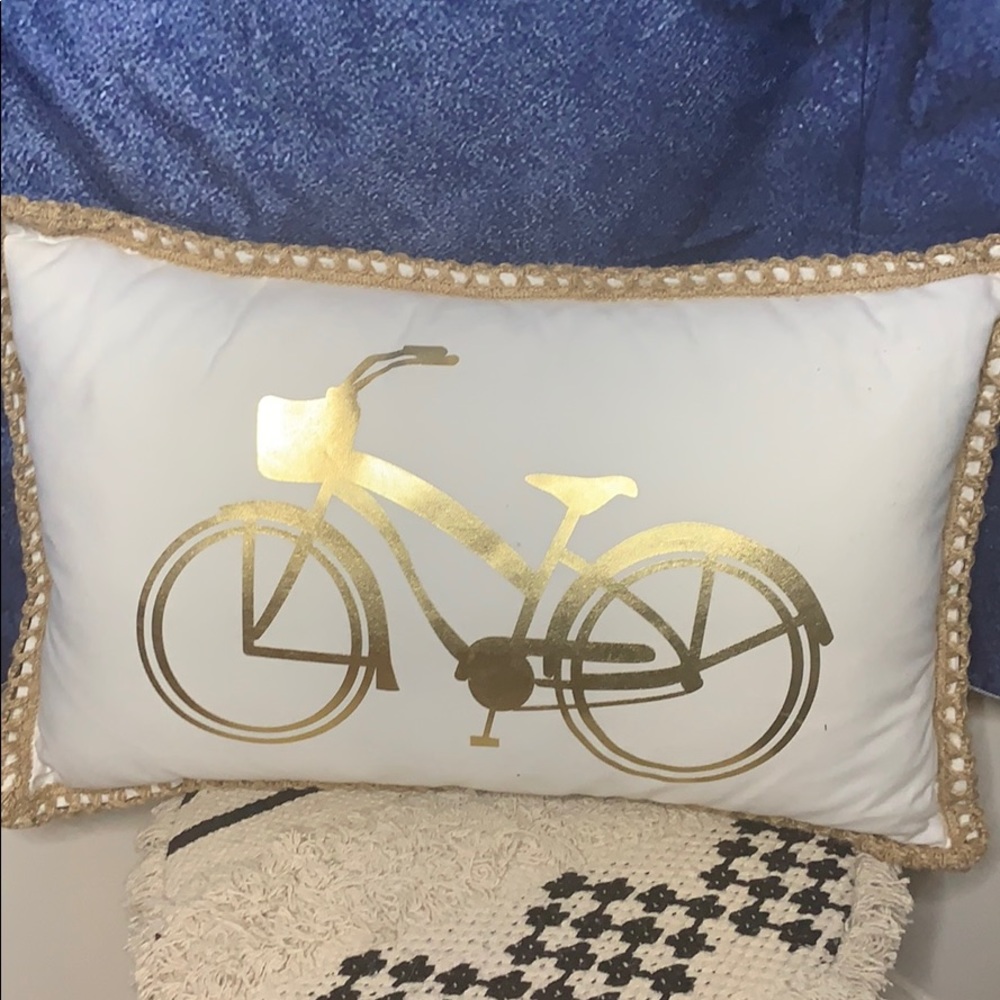 Crown&Ivy Decorative pillow